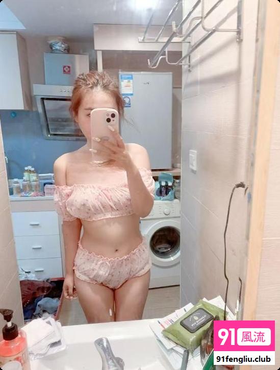 粉嫩美乳白虎妹